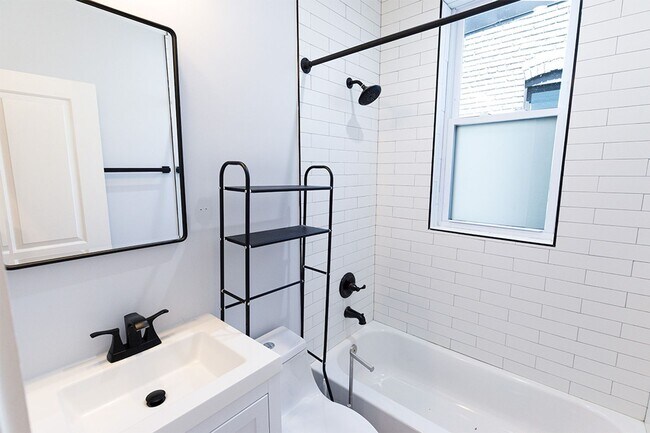 Building Photo - Beautifully Updated 4 Bed/3.5 Bath Row-Hom...