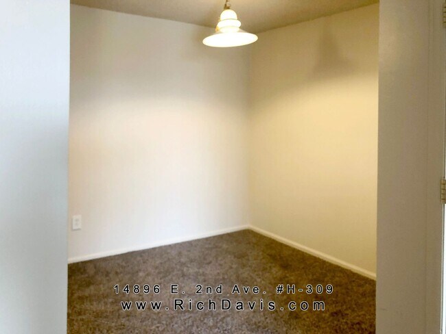 Building Photo - 2 bed, 2 bath with washer/dryer hookup.  Great location off Sable and 2nd Ave.
