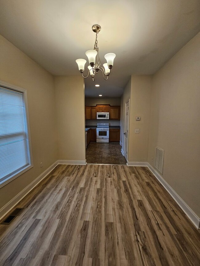 Building Photo - 3BR 2BA Townhome