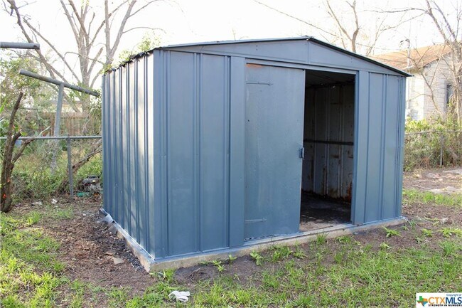 Building Photo - 1409 E Mistletoe Ave