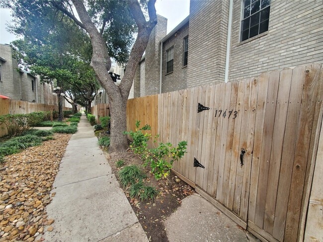 Building Photo - 17473 Red Oak Dr