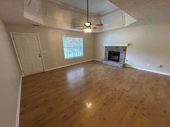 Building Photo - 1424 Snow Hill Dr