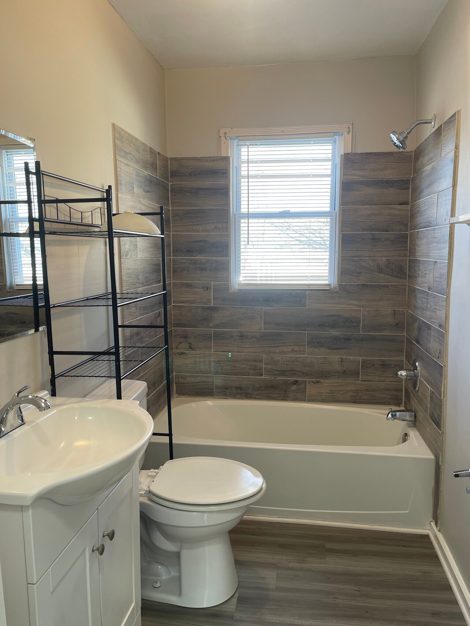 Building Photo - 209 Burdock St