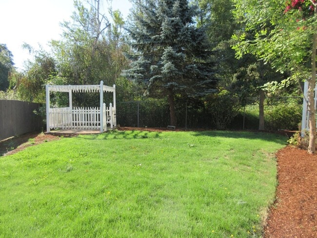 Building Photo - Large 4 Bedroom Home in West Salem