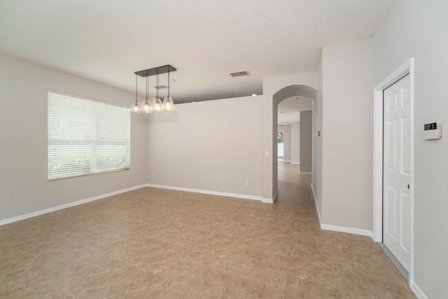 Building Photo - Cute and Spacious 3/2 House w/Bonus Room i...