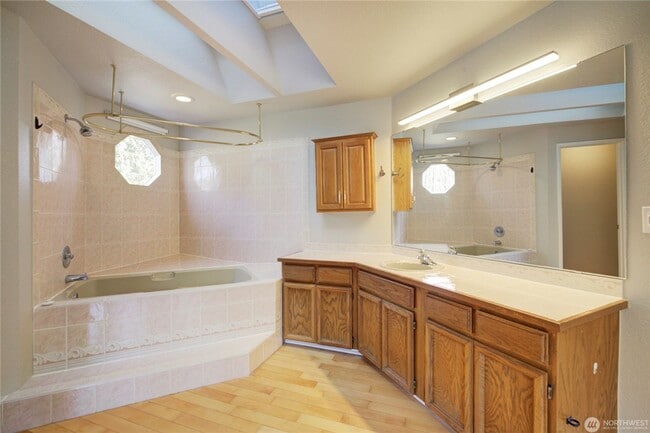 Building Photo - 3bd/2.5ba Bellevue House