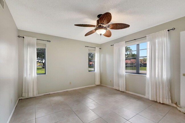 Building Photo - 6025 Parkwalk Dr