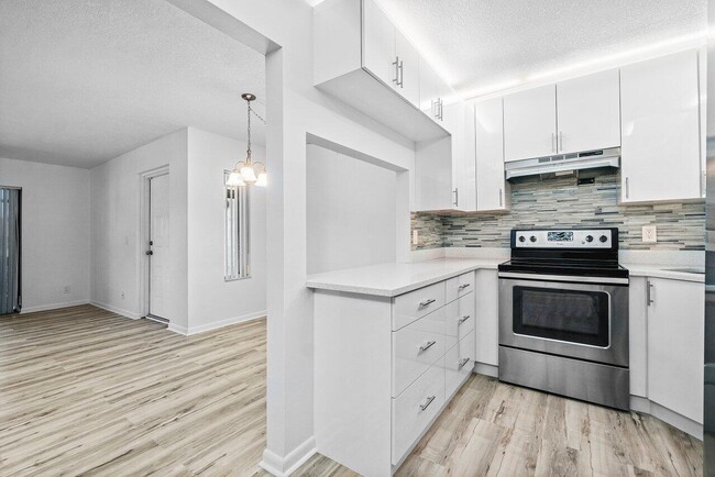 Building Photo - 723 Sunny Pine Way