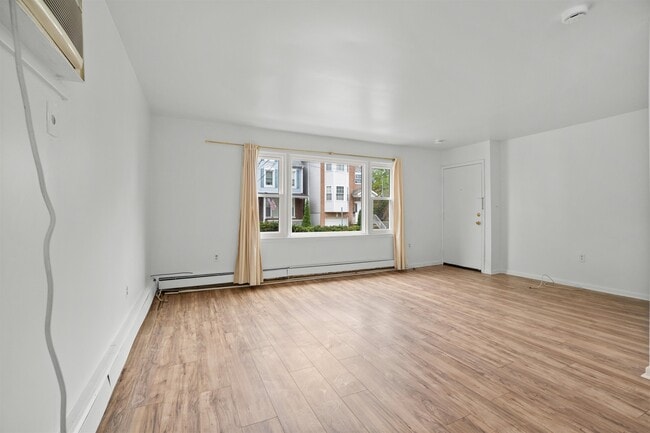 Building Photo - 289 Clerk St