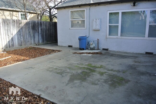 Building Photo - 2141 Royal Oaks Dr
