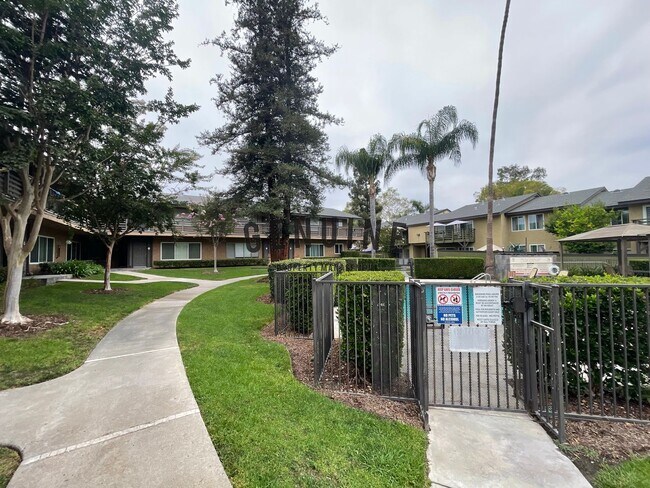 Building Photo - Beautiful 2 Bedroom in Creekside Villas!