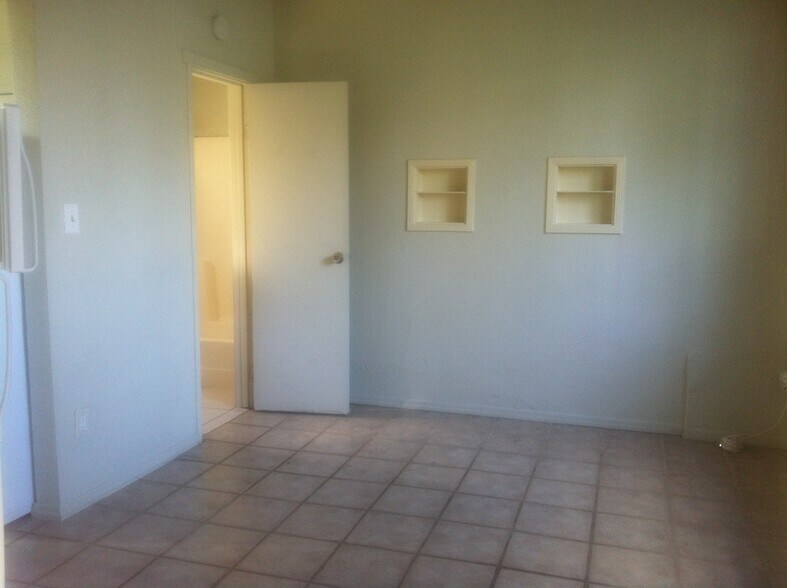 Building Photo - 518 25th St