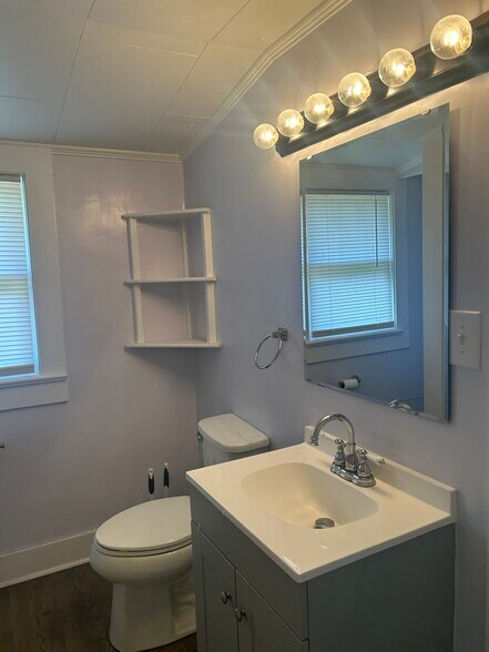 Bathroom with Tub/Shower - 122 Ross St
