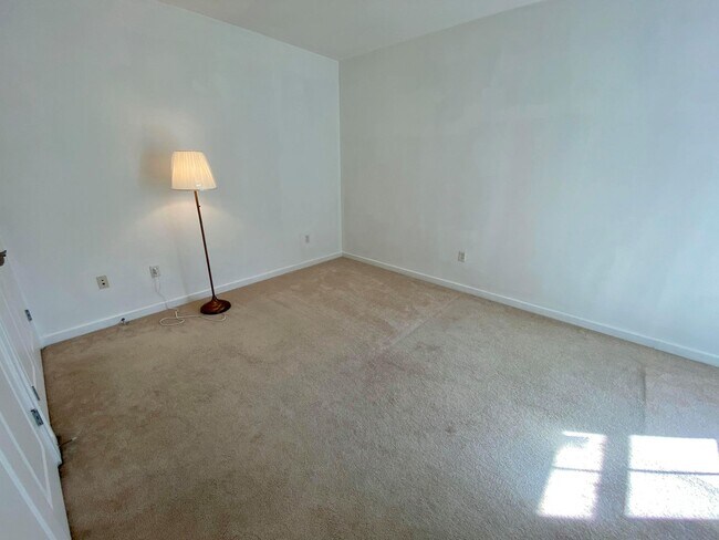 Building Photo - Charming 2Bedroom/2Bath Condo in Heart of ...