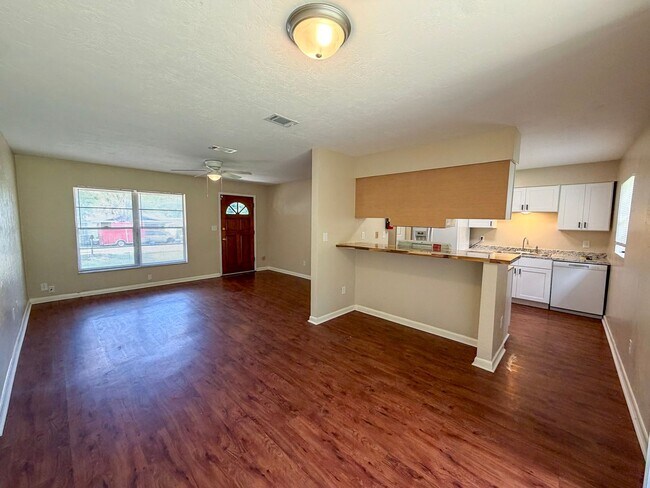 Building Photo - Move-in Ready Recently Updated 4BR/2BA House in Alachua! *Approved Application*