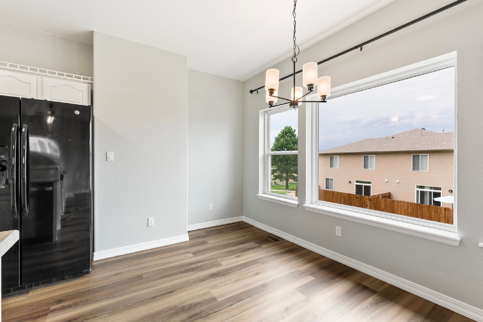 Building Photo - Updated Townhome with Views – Minutes to P...