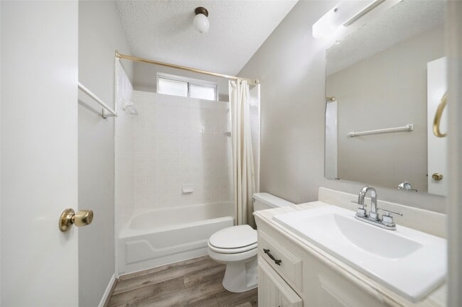 Building Photo - 3134 Village Park Dr