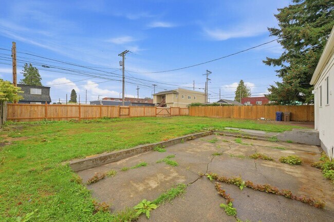 Building Photo - 810 E 63rd St