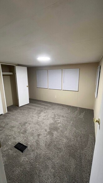 Building Photo - 606 S Oak Forest Rd