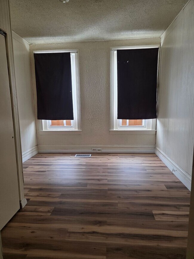 Building Photo - 654 Chestnut St