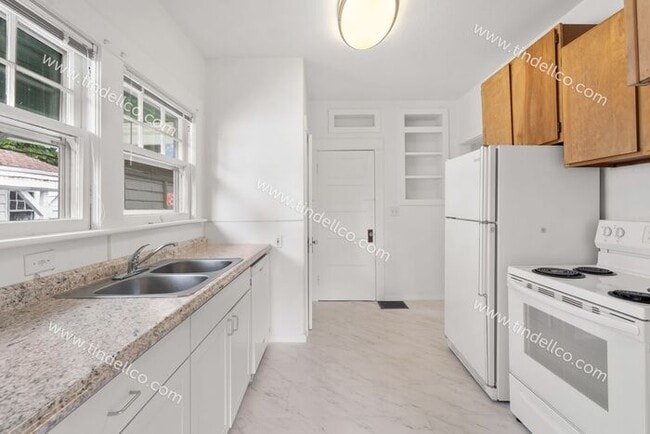 Building Photo - Charming 2-Bedroom Home in Overlook Neighb...