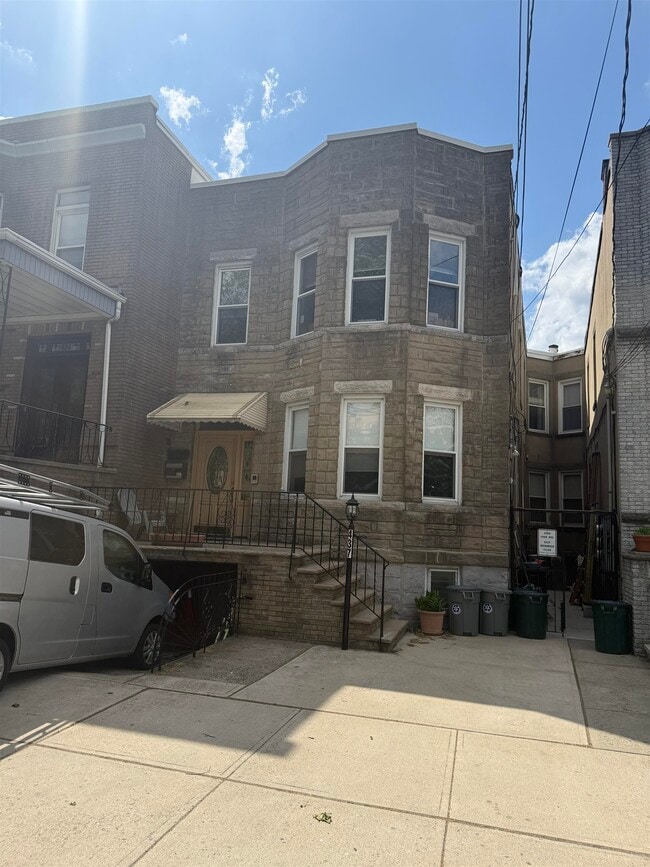 Building Photo - 437 Gregory Ave