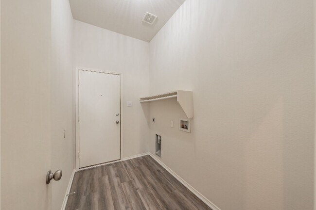 Building Photo - 636 Saddleway Dr