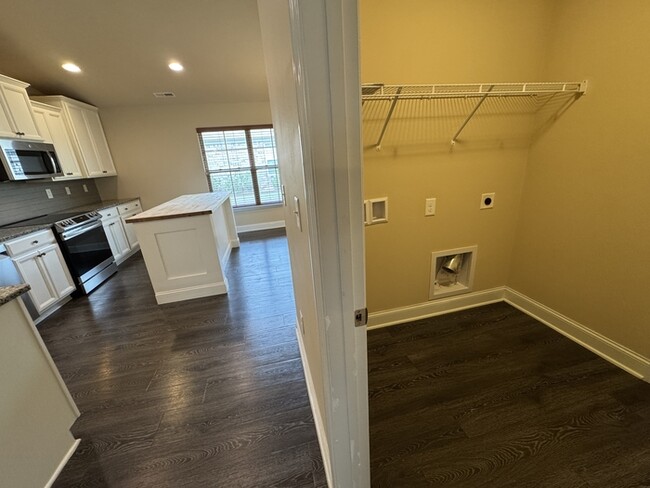 Building Photo - 2467 Bell Manor Dr SW