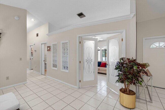 Building Photo - 2925 Riviera Dr