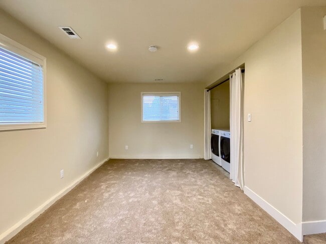 Building Photo - Practical Renton rambler with large yard