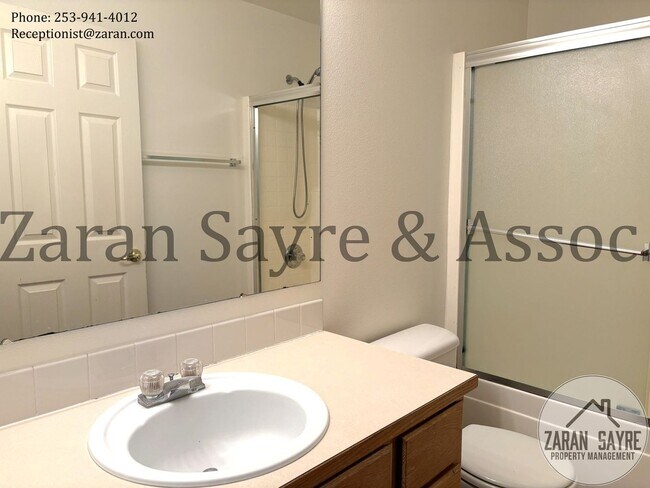 Building Photo - 178- Great 3 Bedroom Townhouse Condo in Milton!