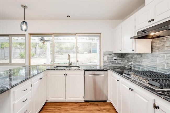 Building Photo - 703 Jetta Ct