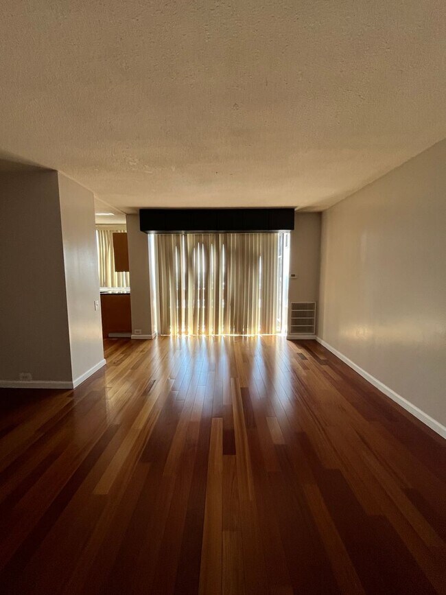 Building Photo - Beautiful High Rise Condo in Washington Sq...