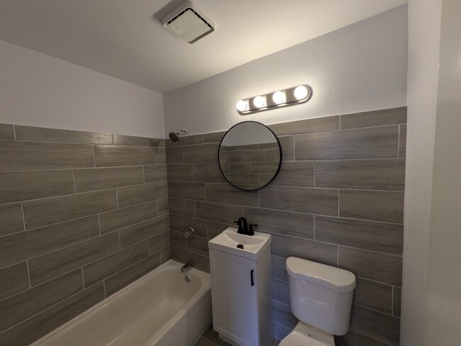 Building Photo - Spacious 3BR / 2BA Condo in Buffalo Grove private balcony, fireplace - Rent includes Heat,  Water...