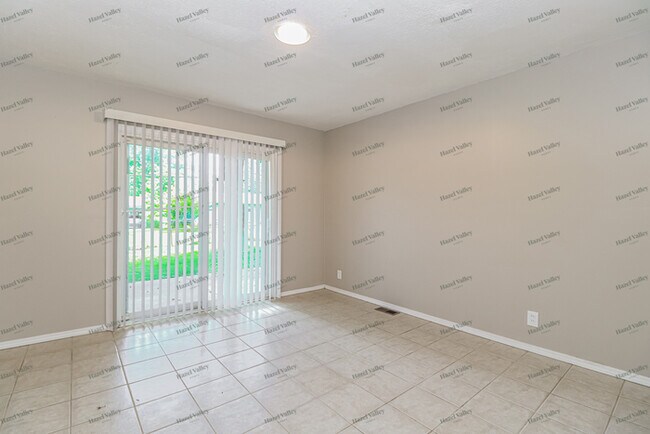 Building Photo - 2370 Palm Dr