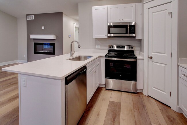 Building Photo - 3 BED 3 BATH TOWNHOME IN SOUTH HOLLAND