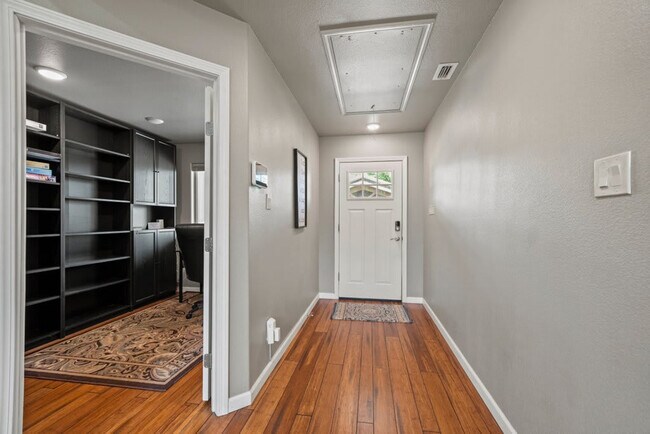 Building Photo - 1740 W Live Oak St