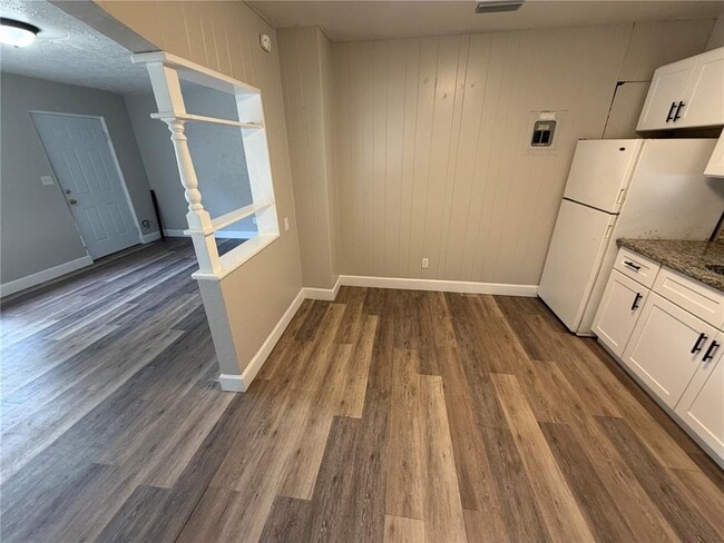 Building Photo - 240 Deerfoot Rd