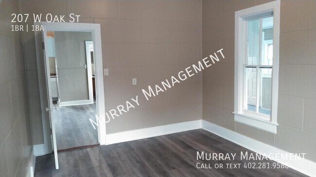 Building Photo - 207 W Oak St