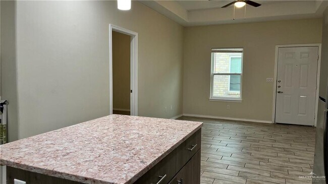 Building Photo - 4902 N Hiawatha Dr