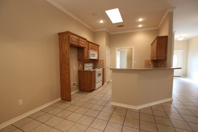 Building Photo - Stunning 3 Bedroom in Vineyard Estates Com...
