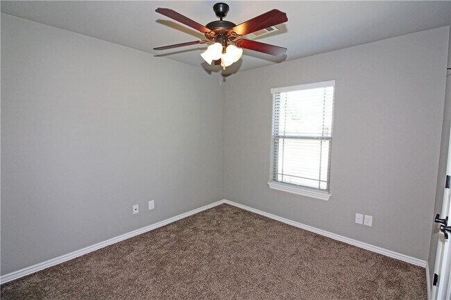 Building Photo - 902 SW Caprington St