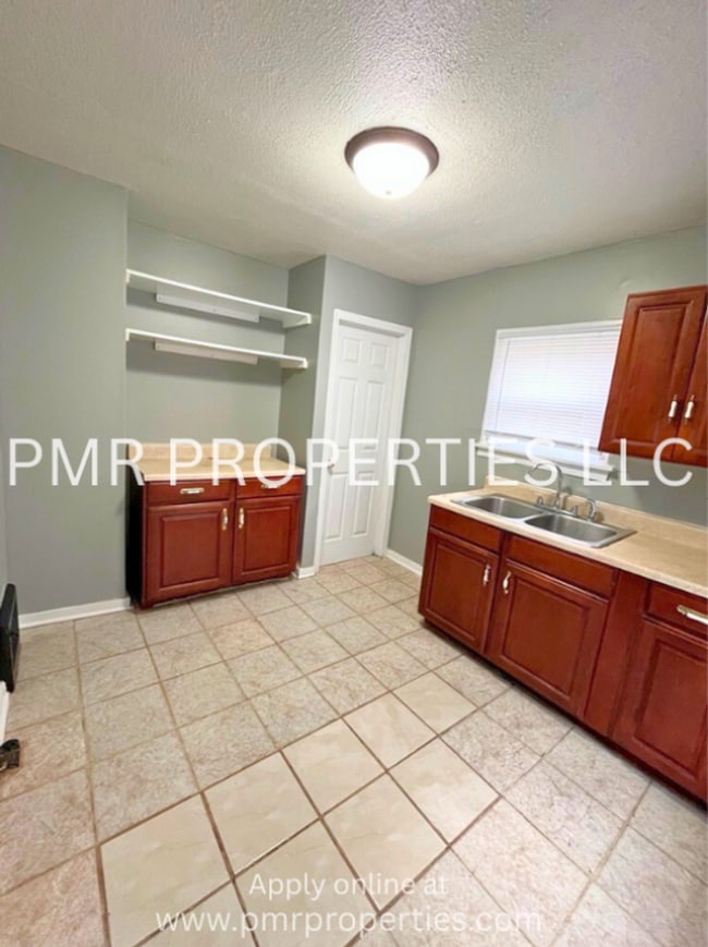 Building Photo - 2 Bedrooms / 1 Bathroom House