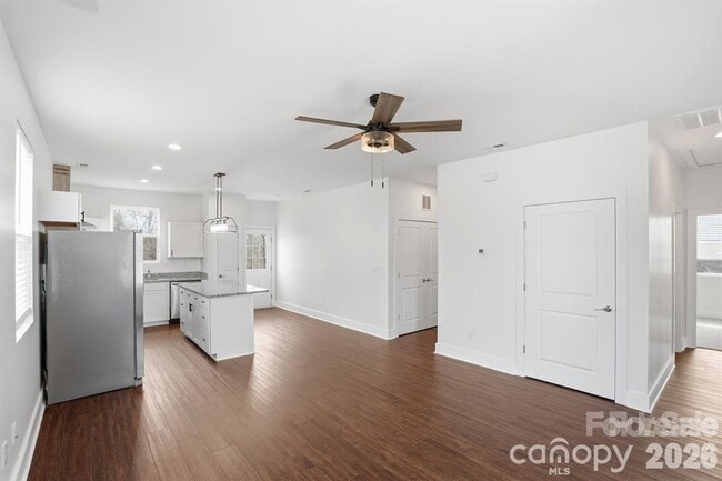 Building Photo - 102 Snyder Ct NE