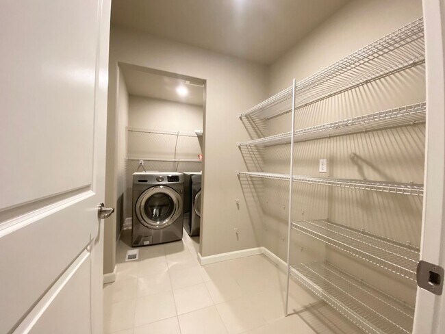 Building Photo - 3 bedroom, 2568 Sqft. home In Federal Way