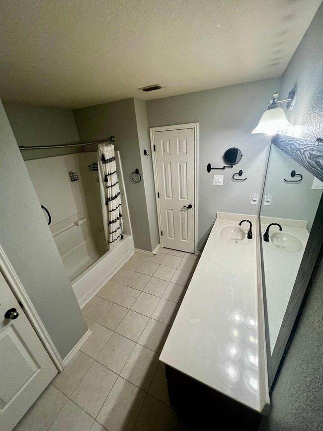 Building Photo - 1600 Knight Trail