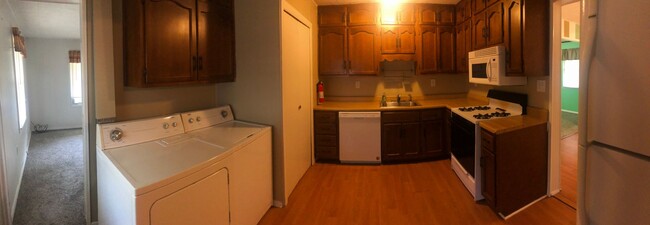 Building Photo - Spacious 2-Bedroom Home