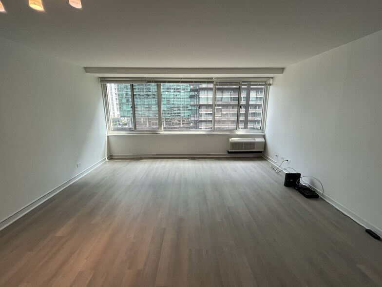 Living & dining - 211 E Ohio St