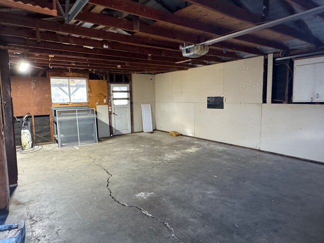 Building Photo - Single level home on large lot