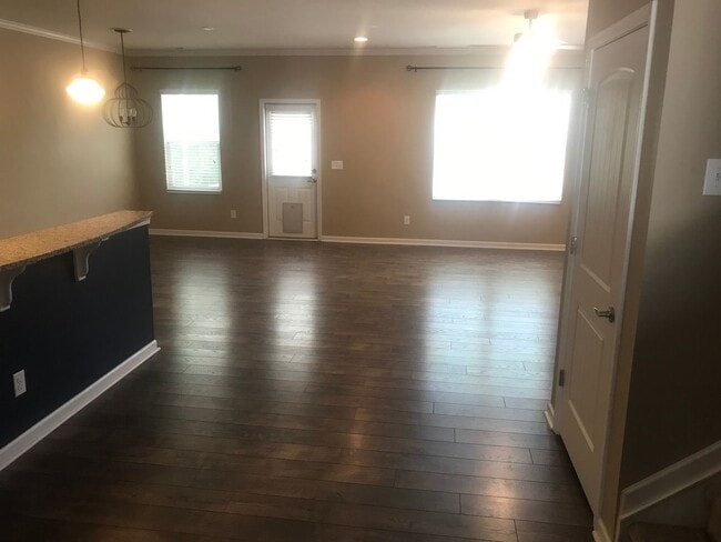 Building Photo - GREAT 4 BEDROOM !!!